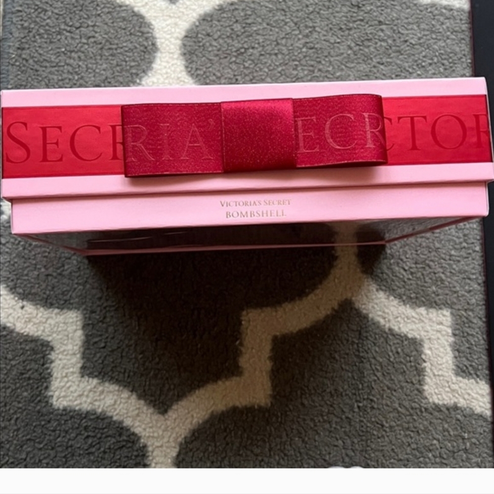 Nwt Victoria's Secret Bombshell Gift Set - Picture 2 of 3